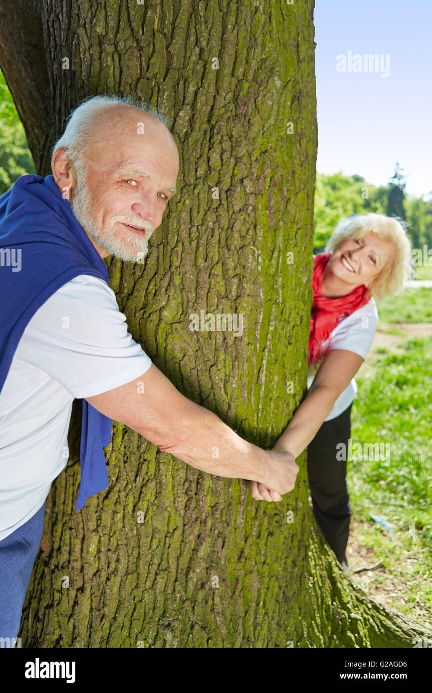 Gerne älteres Paar in Liebe Hand in Hand in einem park Stockfoto