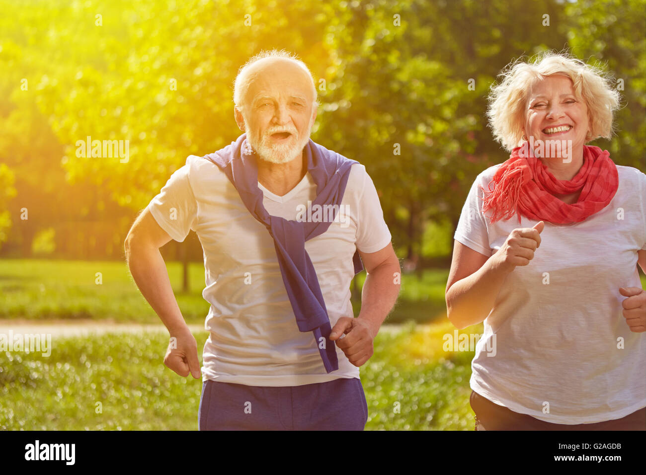 Zwei aktive glücklich Senioren laufen in der Natur im Sommer Stockfoto