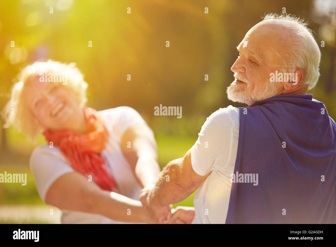 Gerne älteres paar tanzen in der Sonne im Sommer in der Natur Stockfoto