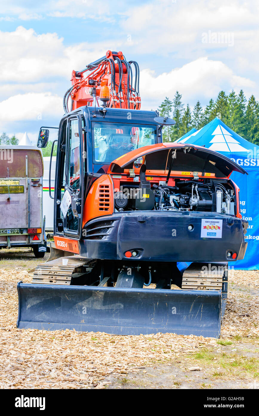 Emmaboda, Schweden - 14. Mai 2016: Wald und Traktor (Skog Och Traktor) fair. Kubota KX080-4 macht Dienstprogramm Bagger von gesehen werden Stockfoto