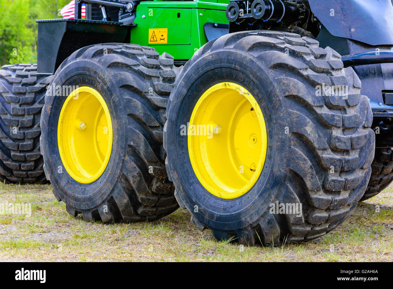 Emmaboda, Schweden - 14. Mai 2016: Wald und Traktor (Skog och Traktor). Die großen Räder auf einem feldhäcksler oder Spediteur. Stockfoto