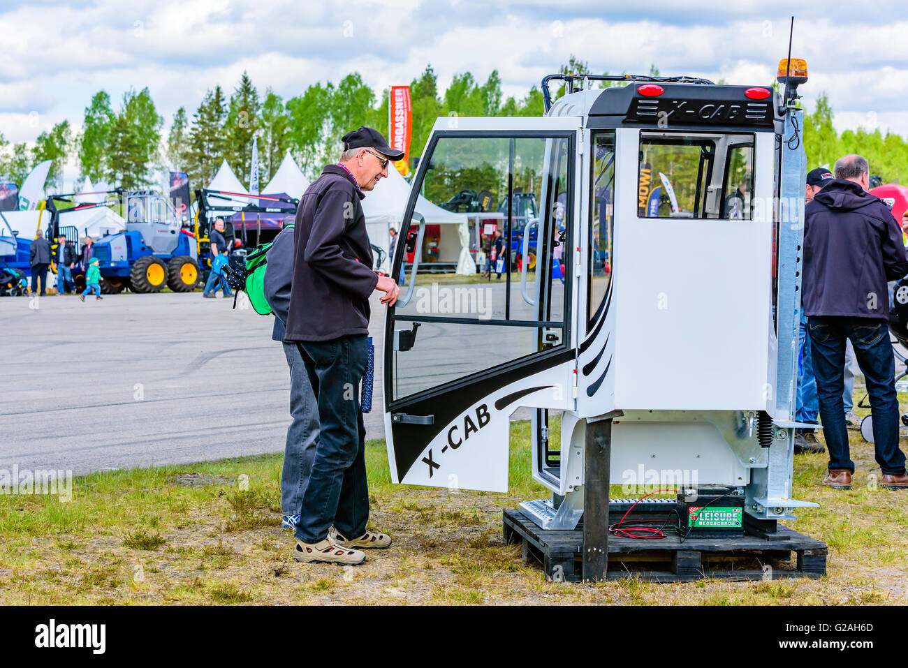 Emmaboda, Schweden - 14. Mai 2016: Wald und Traktor (Skog Och Traktor) fair. Männlich sucht in der X-das Kabineninnere th mit gedrückter Stockfoto