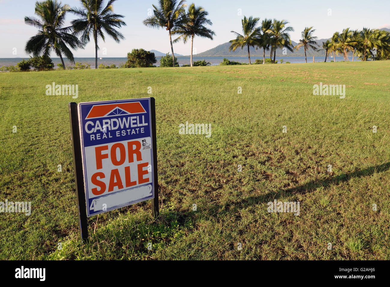 Zum Verkauf melden Sie am Strand Land in Cardwell, mit Hinchinbrook Island im Hintergrund an, Queensland, Australien. Keine PR Stockfoto
