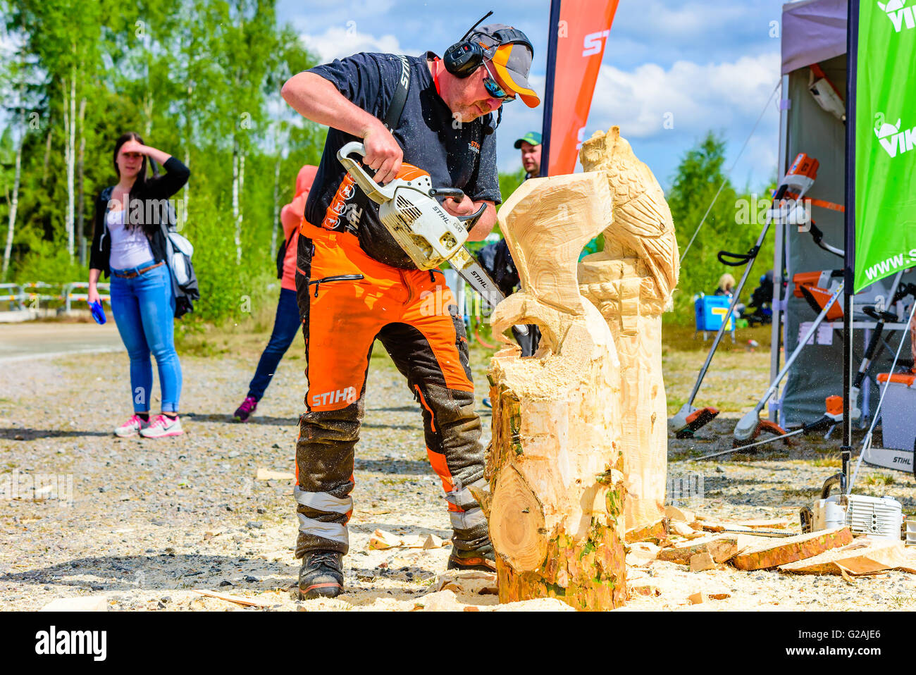Emmaboda, Schweden - 14. Mai 2016: Wald und Traktor (Skog Och Traktor) fair. Männliche Kettensägen Künstler mit einer Stihl Motorsäge zum CTV Stockfoto