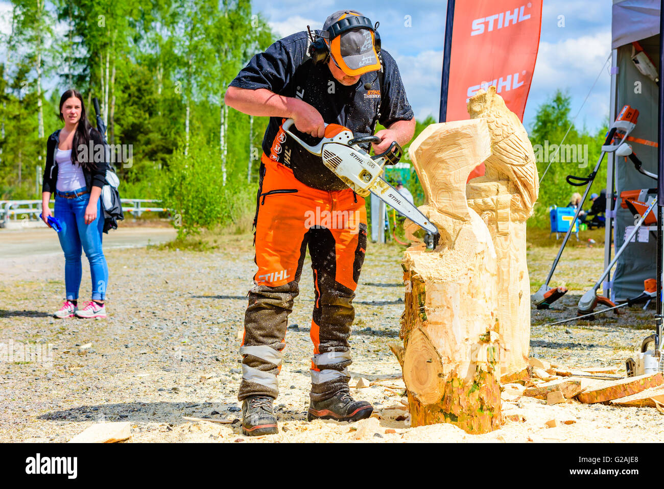 Emmaboda, Schweden - 14. Mai 2016: Wald und Traktor (Skog Och Traktor) fair. Männliche Kettensägen Künstler mit einer Stihl Motorsäge zum CTV Stockfoto