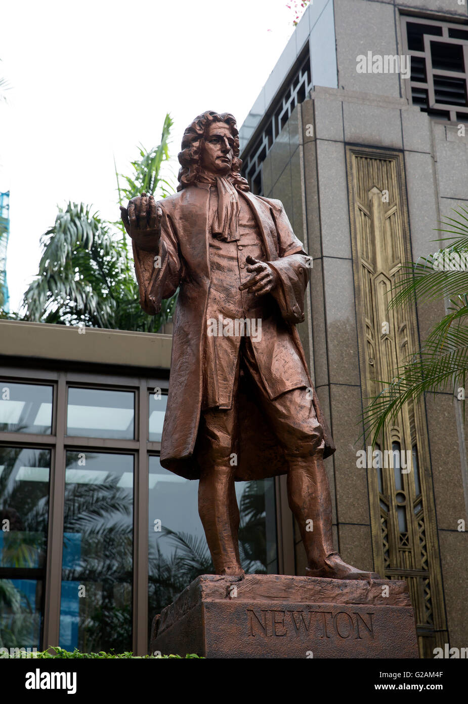 Lebensgröße Sir Isaac Newton Bronze-Statue in Singapur Stockfoto