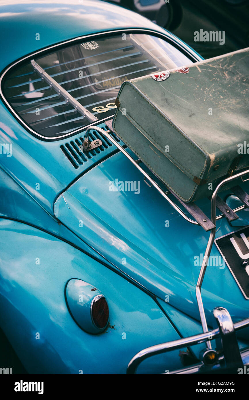 VW Volkswagen Käfer Auto mit einem Koffer auf dem Dachgepäckträger. Vintage-Retro-Stil Stockfoto