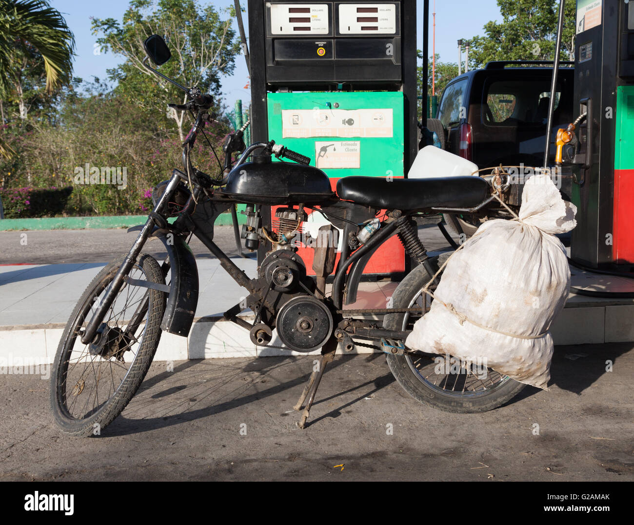 Altes Motorrad für den täglichen Gebrauch in Kuba Stockfoto
