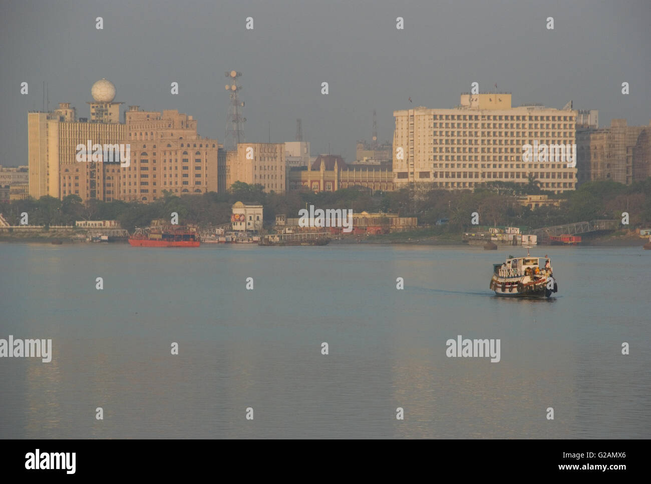 Hooghly River und die Skyline der Kolkata am Abend, Kolkata, Westbengalen, Indien Stockfoto