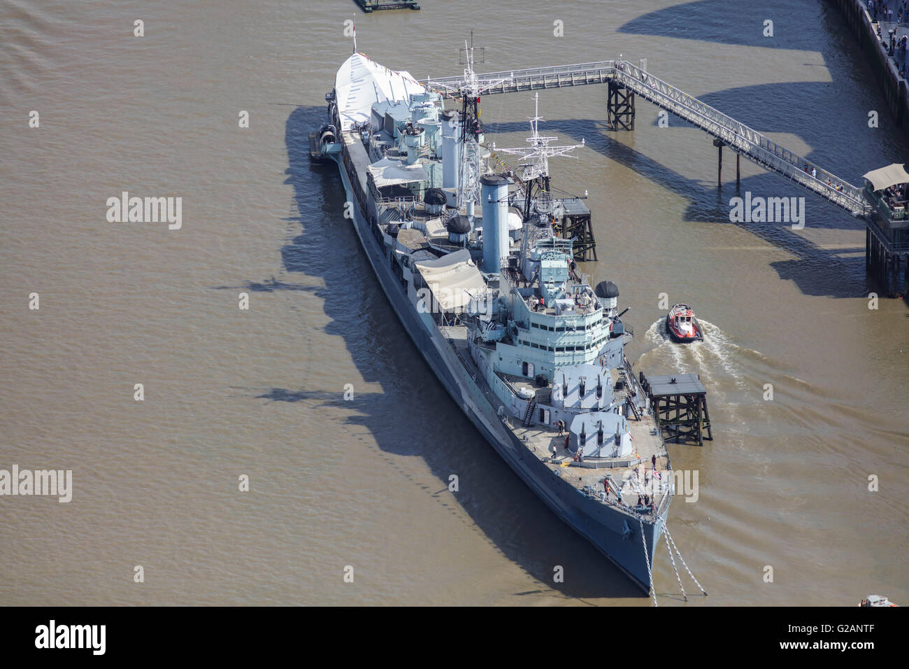 Antenne der HMS Belfast ein ehemaliger leichter Kreuzer der Royal Navy und jetzt eine Touristenattraktion in London anzeigen Stockfoto