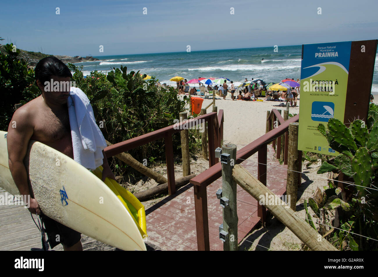 Surfer am Zugang zum Strand Prainha, in den Außenbezirken der Stadt Rio De Janeiro, Brasilien - es gehört zu den APA Prainha - Bereich de Protecao Ambiental Prainha - ein Umweltschutz-Bereich, der ein gewisses Maß an menschliche Besiedlung hat aber wo die primäre Absicht ist zum Schutz der Natur und menschliche Besiedlung überwacht und gesteuert wird. Stockfoto