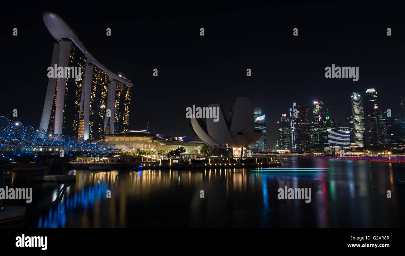 Marina Bay und Singapur Stadtbild bei Nacht Stockfoto