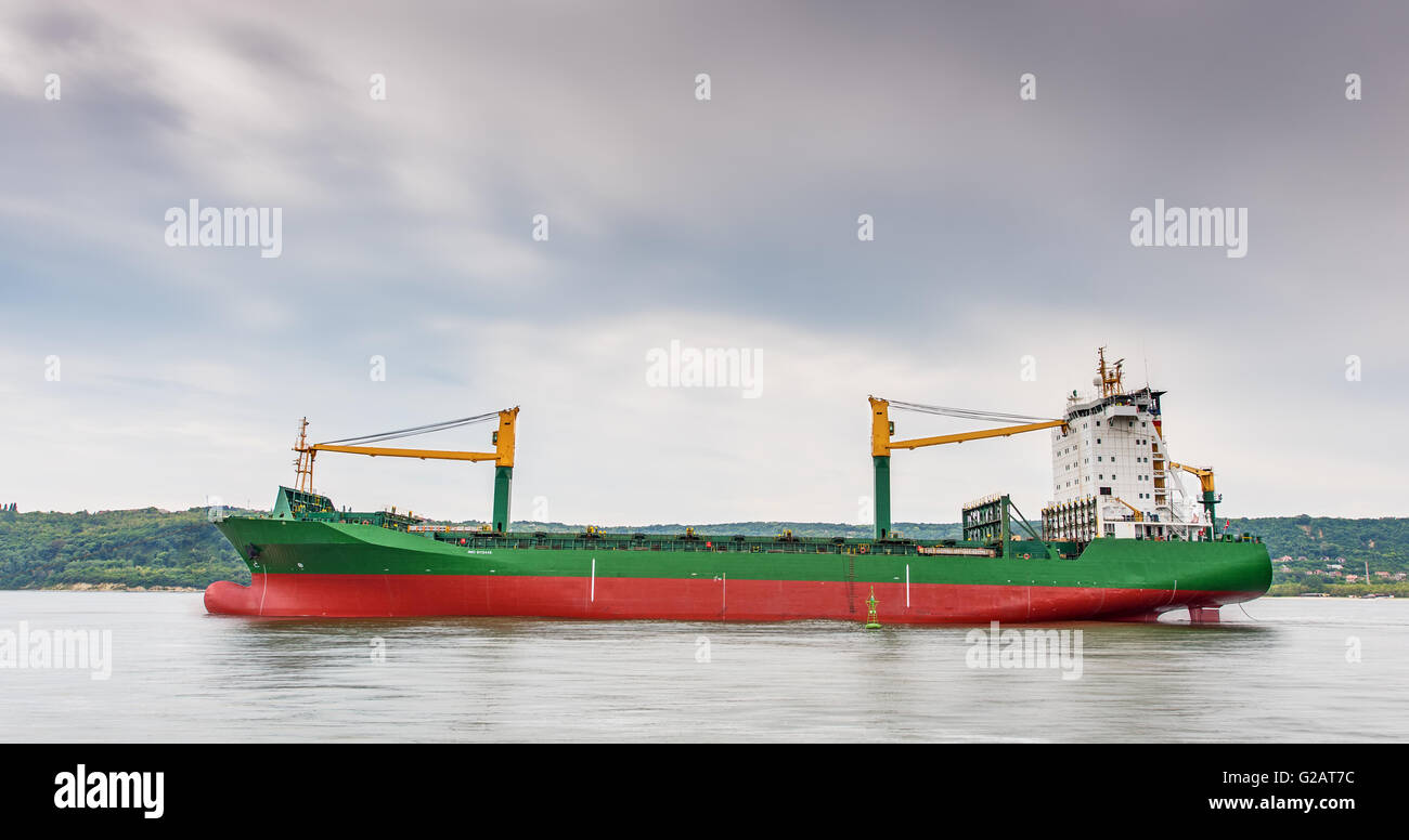Container-Frachtschiff zum Hafen. Stockfoto