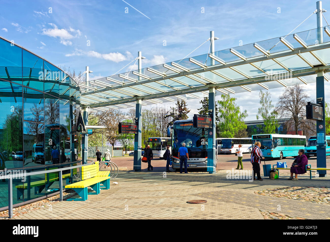 Ventspils, Lettland - 8. Mai 2016: Busbahnhof mit Passagieren in Ventspils in Lettland. Ventspils ist eine Stadt in Courland region Stockfoto