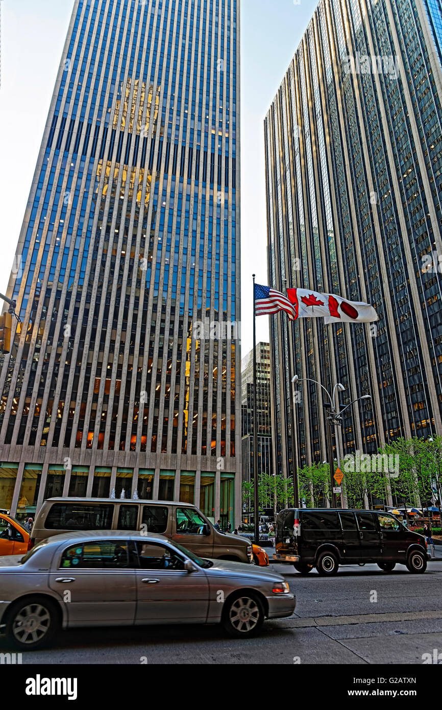 New York, USA - 6. Mai 2015: Streetview auf der Avenue of the Americas und Exxon Building und Time-Life-Gebäude. Midtown Manhattan, New York, USA Stockfoto