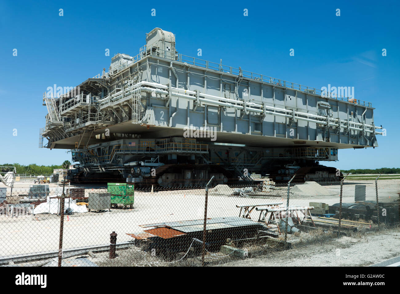 Ein NASA-Crawler Transporter, verwendet, um das Space Shuttle von der Fahrzeugmontage zur Startrampe 39 b Gebäude zu transportieren. Stockfoto Ein NASA-Crawler Transporter, verwendet, um das Space Shuttle von der Fahrzeugmontage zur Startrampe 39 b Gebäude zu transportieren. Stockfoto