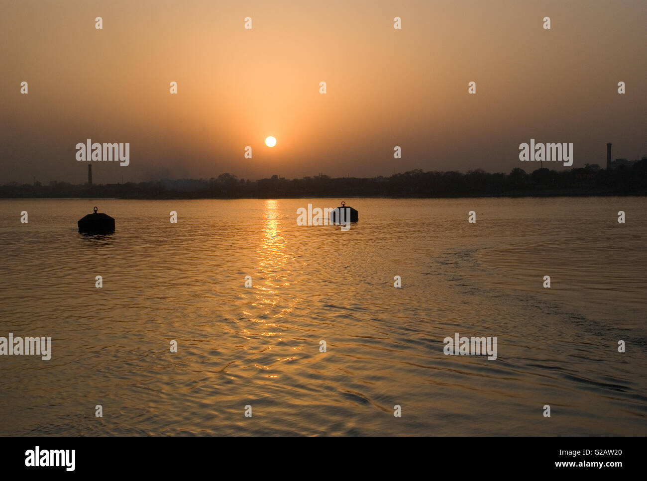 Sonnenuntergang über den Hooghly River, Kolkata, Westbengalen, Indien Stockfoto