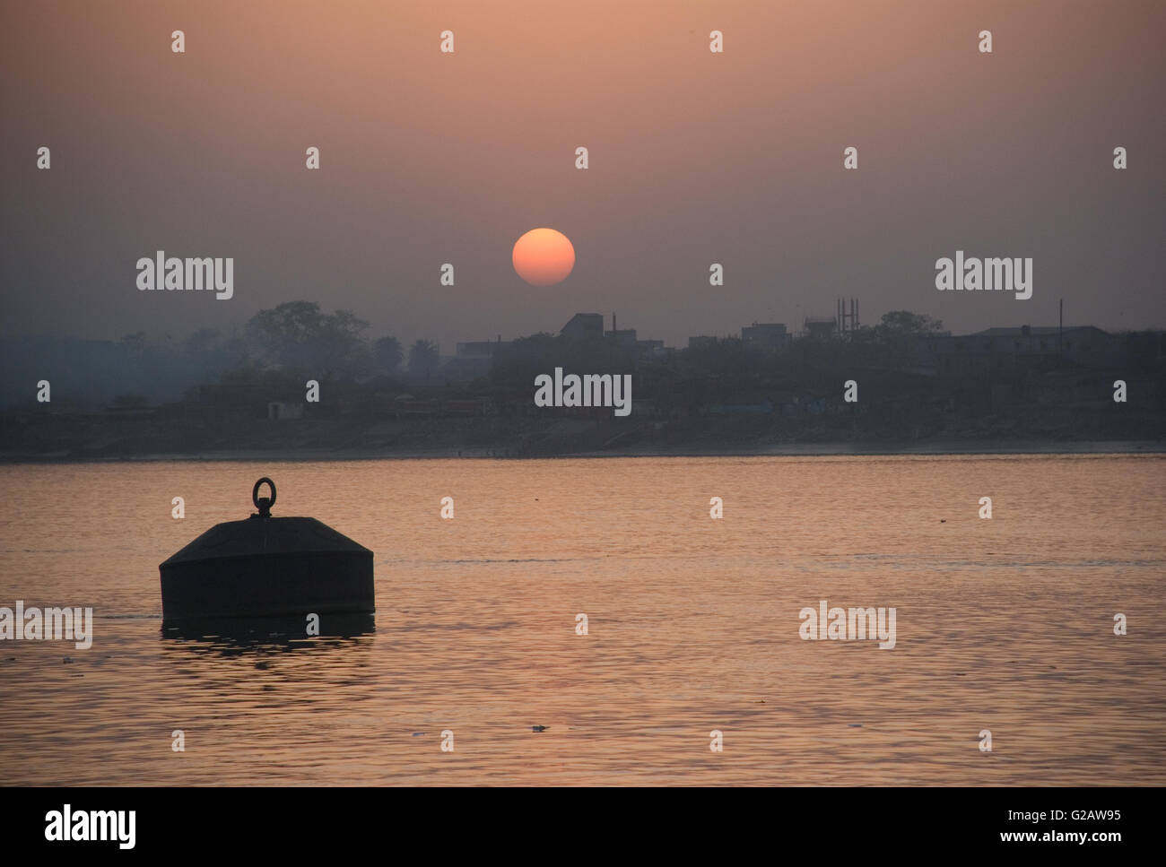 Sonnenuntergang über den Hooghly River, Kolkata, Westbengalen, Indien Stockfoto