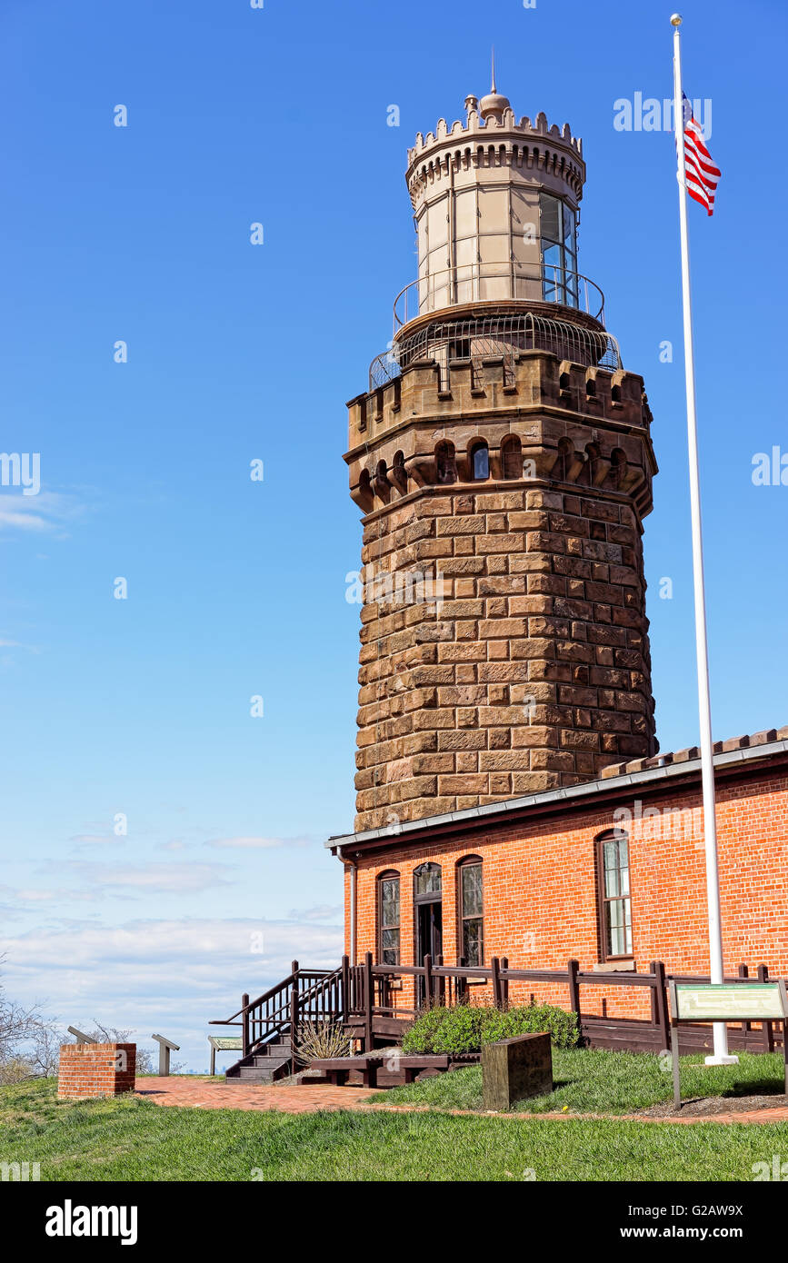 Leuchtturm und eine amerikanische Flagge auf Sandy Hook. Es heißt Navesink Twin Lichter. Sandy Hook befindet sich im Hochland in Monmouth County, New Jersey, USA Stockfoto