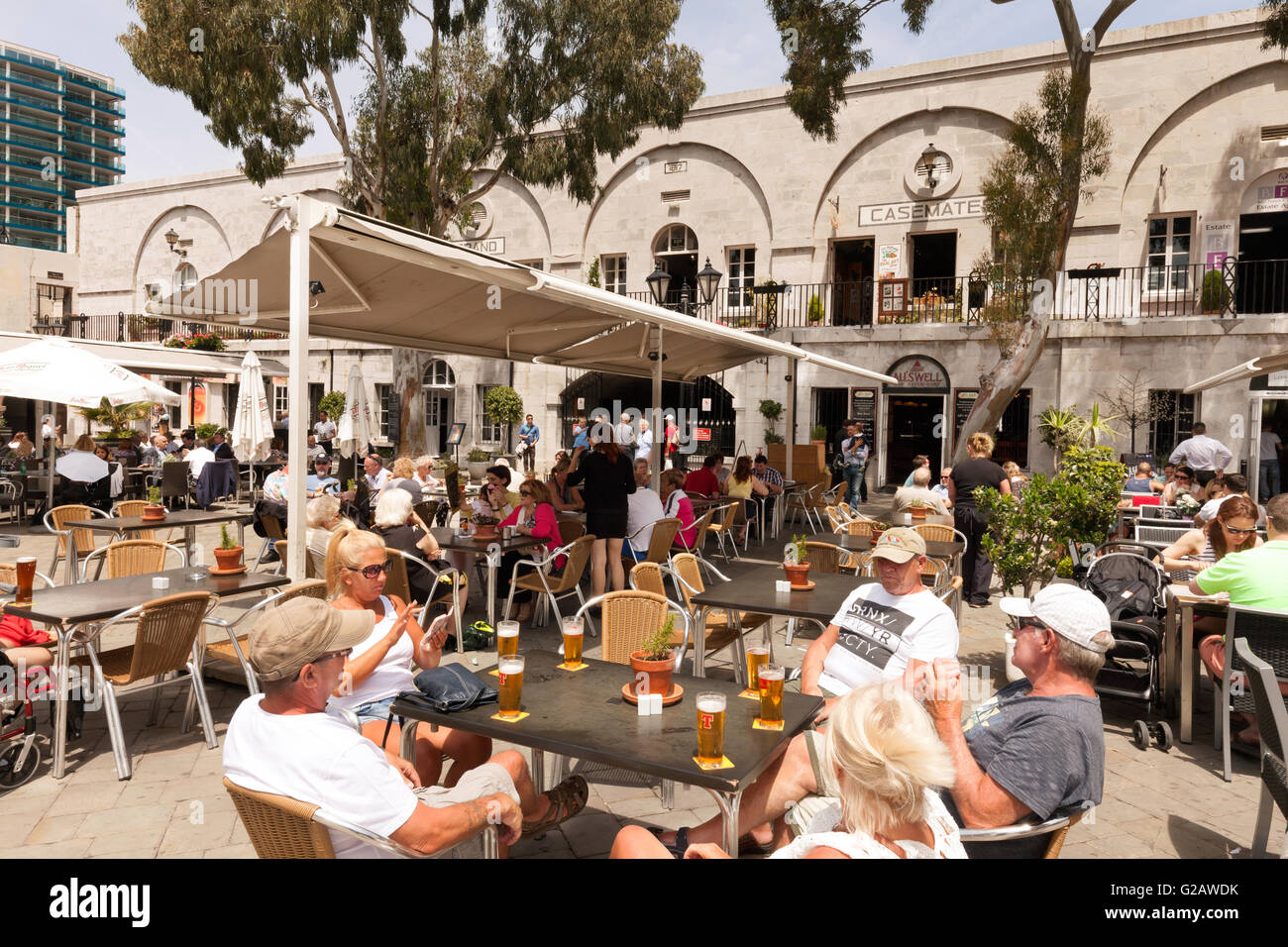 Menschen, die tagsüber Bier im Freien in einem Café trinken, Casemates Square, Gibraltar, Europa Stockfoto