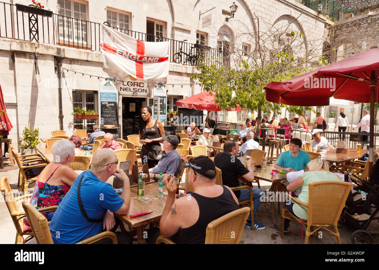 Menschen trinken in einem englischen Pub The Lord Nelson Pub, Kasematten Square, Gibraltar, Europa Stockfoto