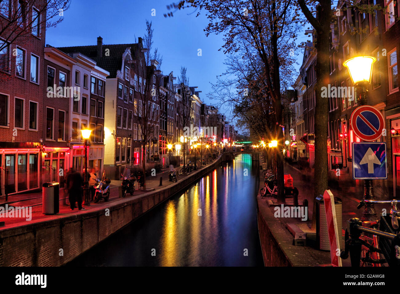 Nacht Schuss von Oudezijds Achterburgwal im Rotlicht Viertel von Amsterdam, Niederlande, Europa. Stockfoto