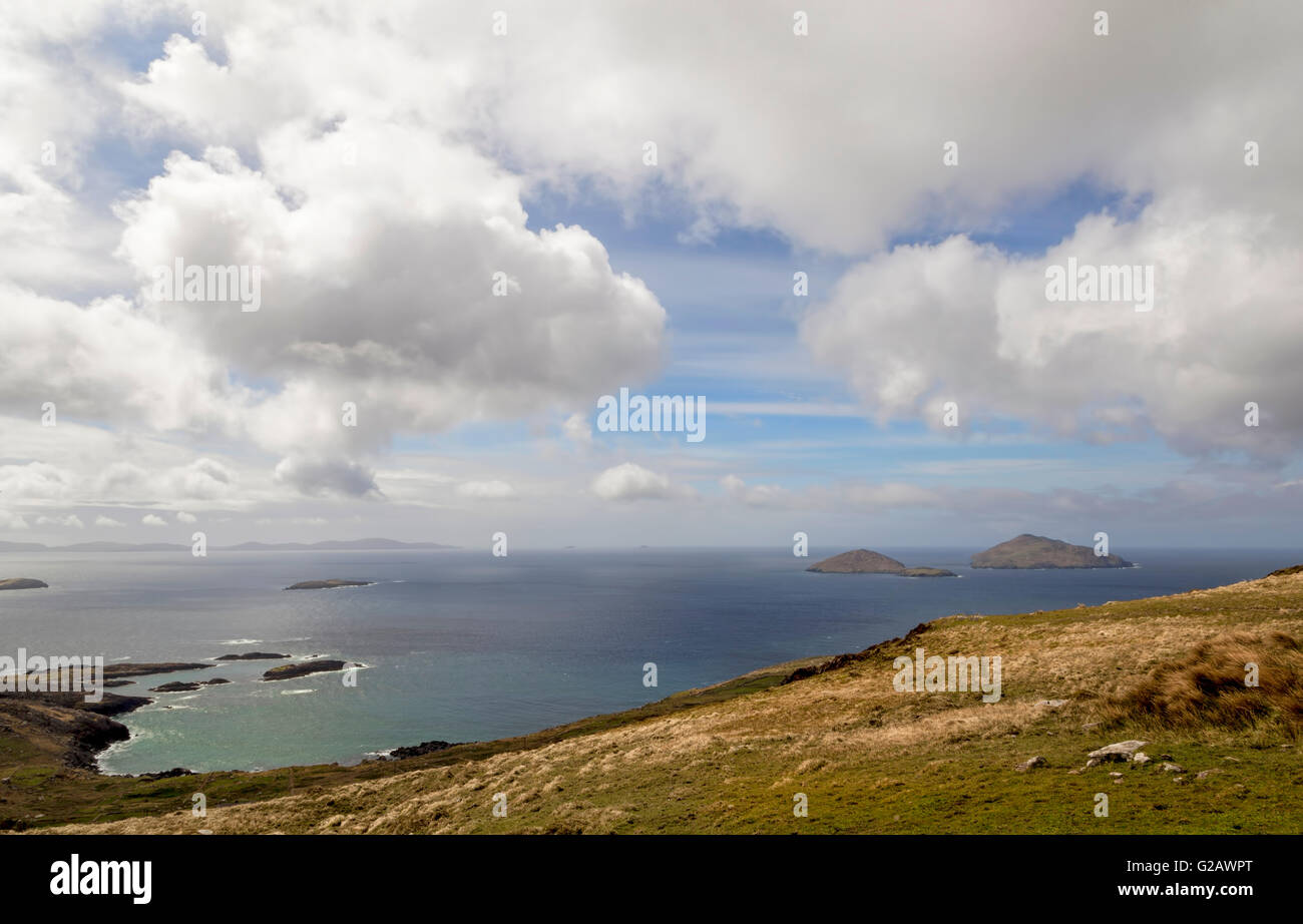 Blick auf Scariff und Deenish Inseln aus dem Ring of Kerry, Iveragh-Halbinsel, Atlantik, County Kerry, Munster, Irland. Stockfoto