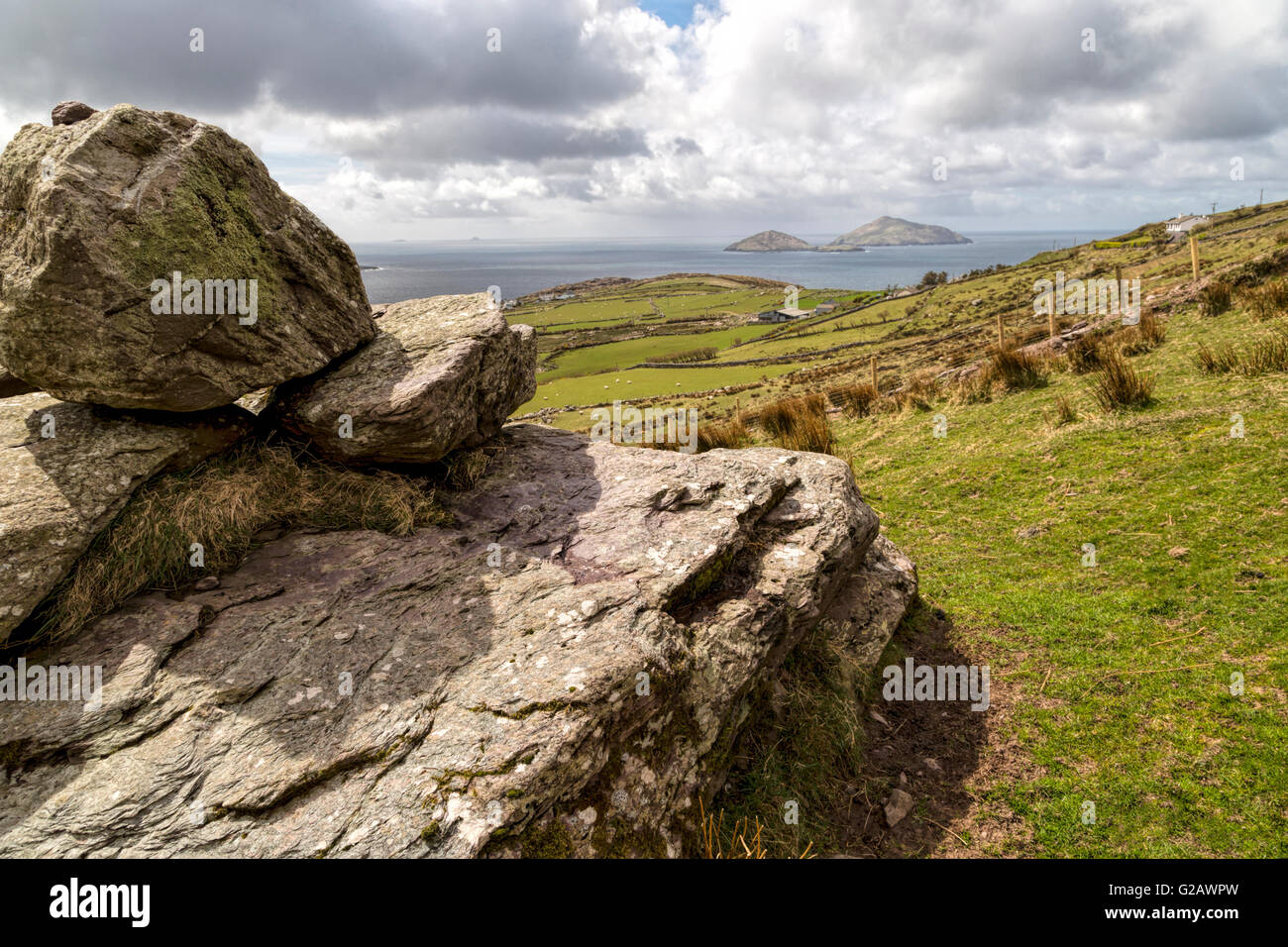 Eine malerische Aussicht entlang der Ring of Kerry auf Scariff und Deenish Inseln im Nordatlantik, County Kerry, Munster, Irland Stockfoto