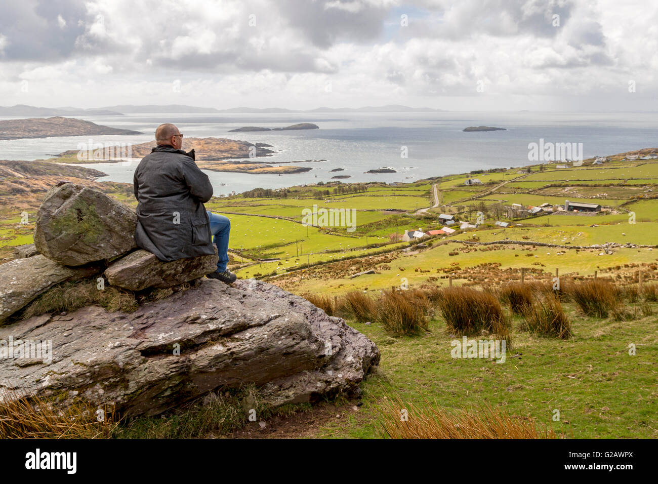Man genießt die Aussicht entlang der Ring of Kerry auf Scariff und Deenish Inseln im Nordatlantik, Co Kerry, Irland Stockfoto