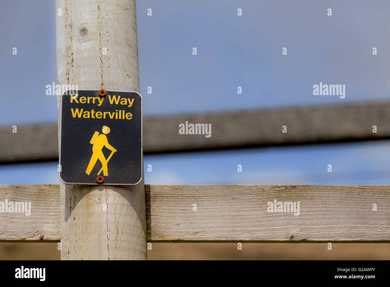 Wegweiser der Kerry Way, einer von Irlands längste ausgeschilderte walking-Strecken, entlang des Ring of Kerry, County Kerry, Irland. Stockfoto