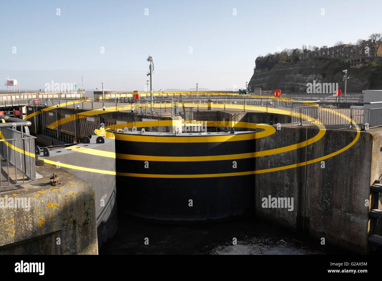 Visual Illusion Art Werk in Cardiff Bay Barrage von Felice Varini - 3 Ellipsen für 3 Schlösser, optische Illusion öffentliche Kunst, Schleusentor Stockfoto