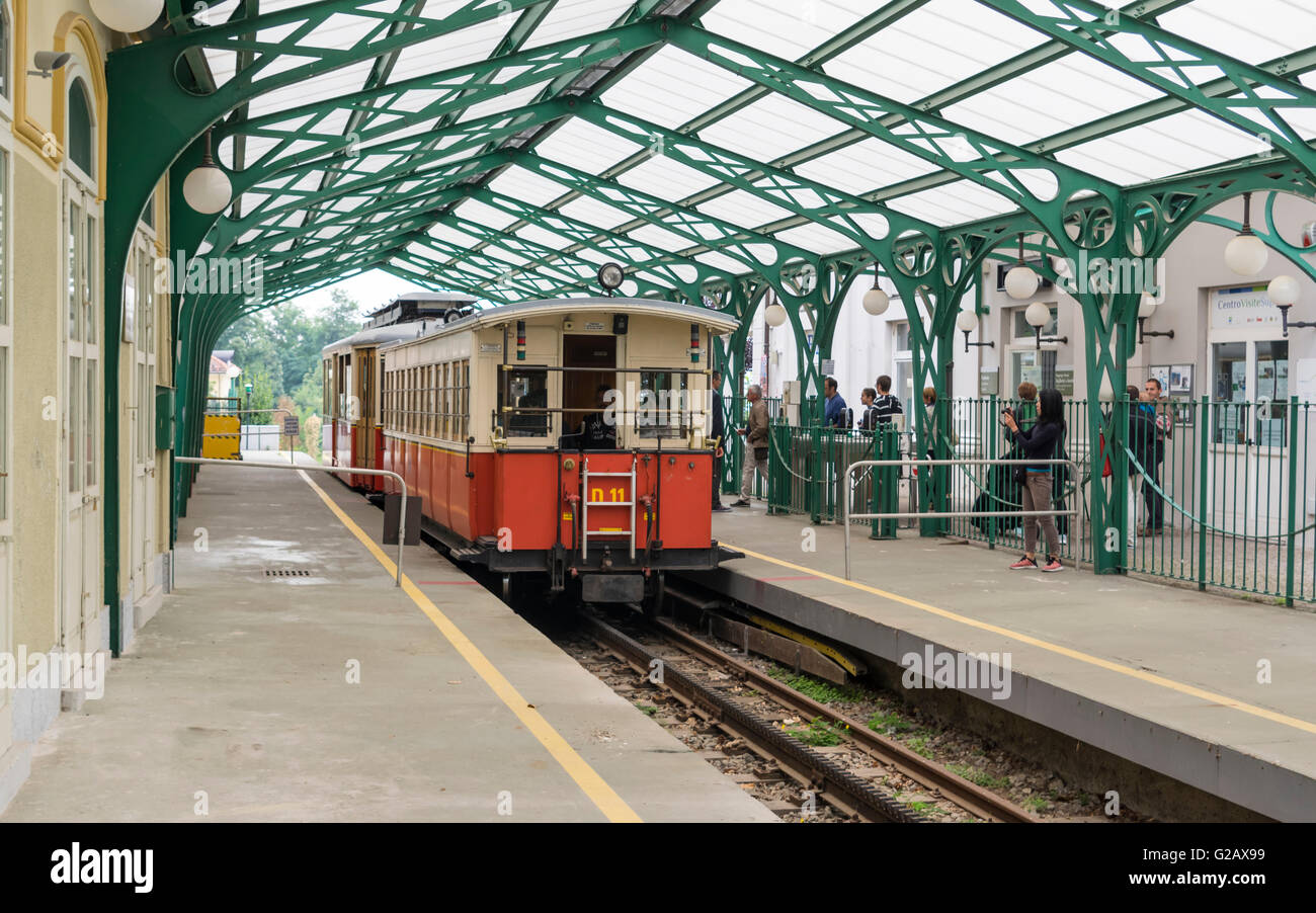 Zug der Dentiera di Superga-Zahnradbahn an der Bergstation. Turin/Turin, Piemont, Italien. Stockfoto