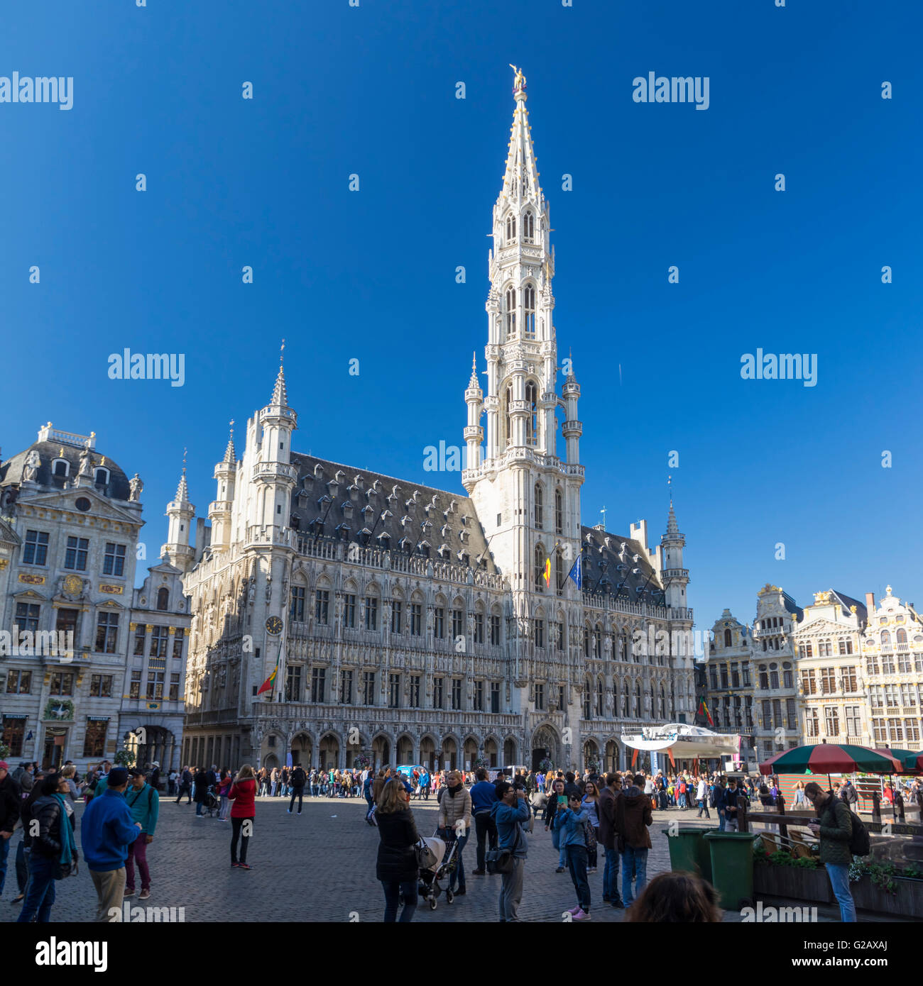 Brüsseler Rathaus (Hôtel de Ville oder Stadhuis) und Glockenturm an einem sonnigen Tag. Abgeschlossene 1420 in der gotischen Architektur. Stockfoto