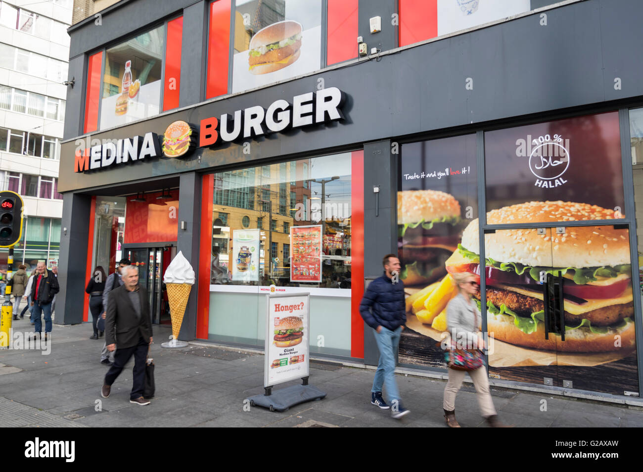 Medina Burger Fast-Food-Restaurant in Antwerpen, Belgien; halal-Lebensmittel für muslimische Kunden spezialisiert. Stockfoto