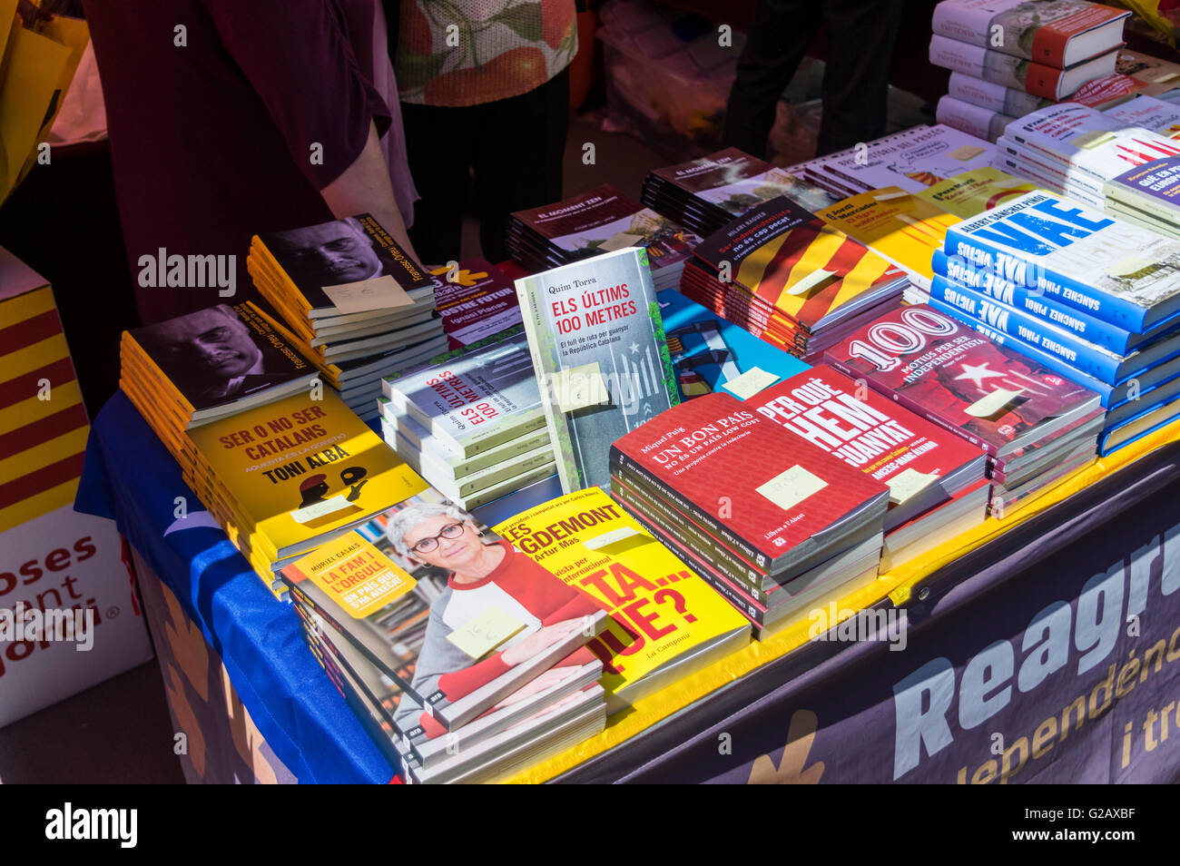 Bücher über katalanischen Nationalismus und Unabhängigkeit Kataloniens auf dem Display auf einen im Freien stand in Barcelona, Katalonien, Spanien. Stockfoto