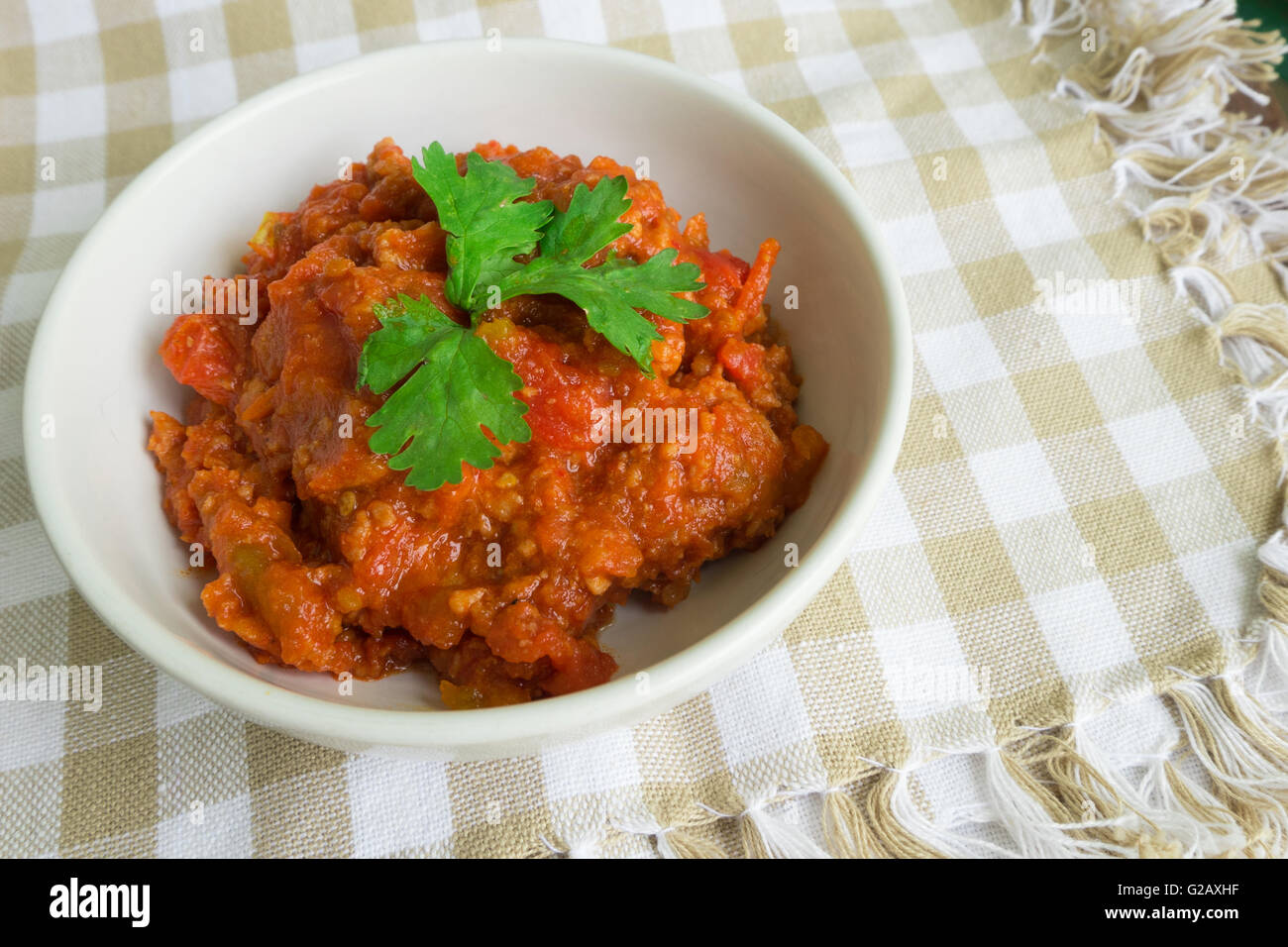 Nam Prik Ong, Thai nördlichen Stil gehacktem Schweinefleisch und Tomate Relish einfügen Dip. sehr berühmte würzig lecker hot Chili Paste Pfeffersauce Stockfoto
