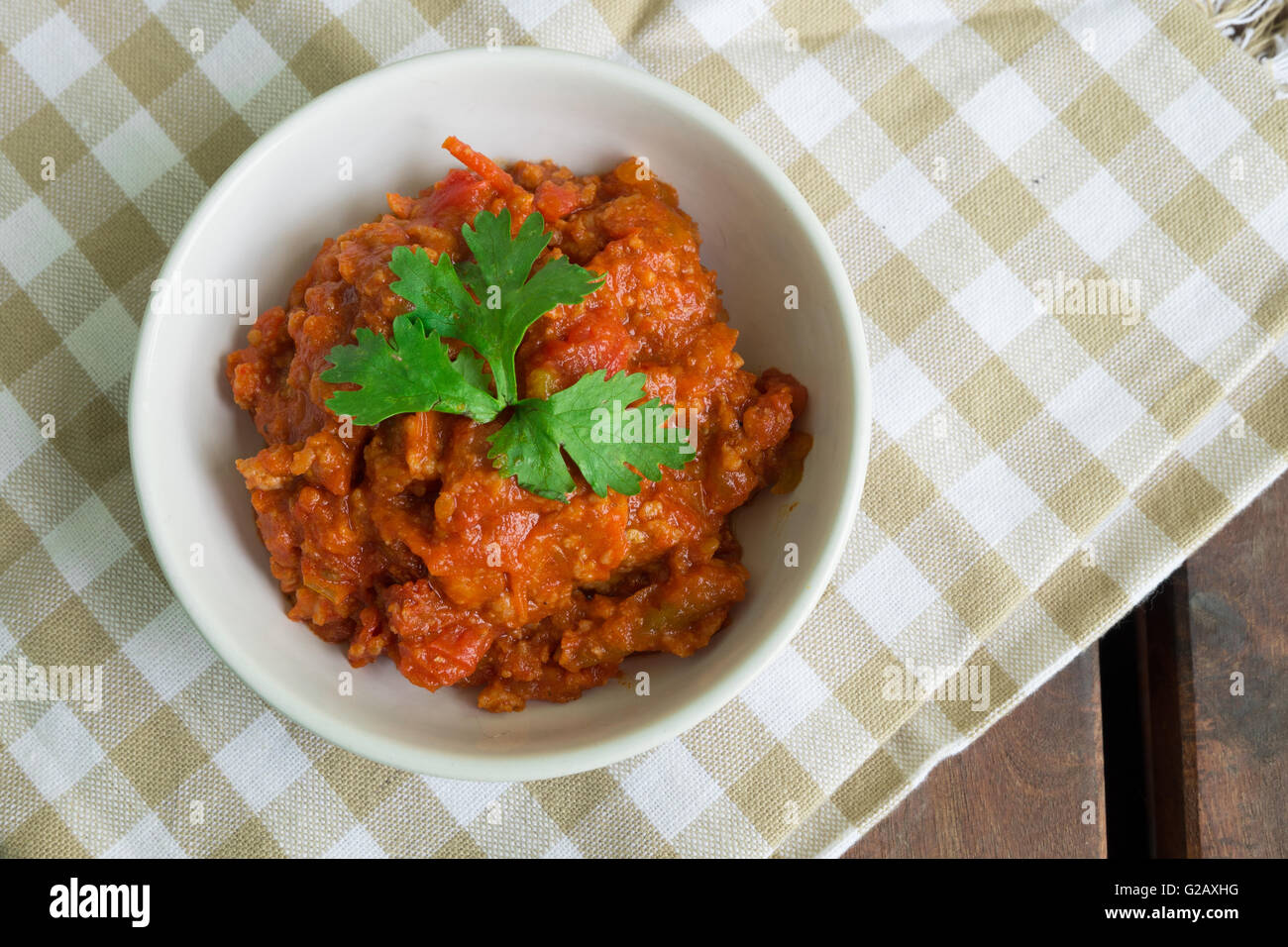 Nam Prik Ong, Thai nördlichen Stil gehacktem Schweinefleisch und Tomate Relish einfügen Dip. sehr berühmte würzig lecker hot Chili Paste Pfeffersauce Stockfoto