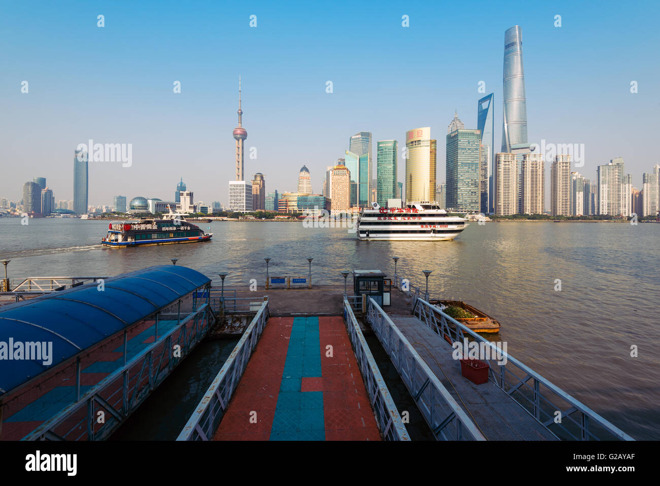 Shanghai, China - Oct 11,2015: Kreuzfahrt Schiffe auf den Huangpu-Fluss und die Skyline des Geschäftsviertels Pudong in Shanghai, Chi Stockfoto