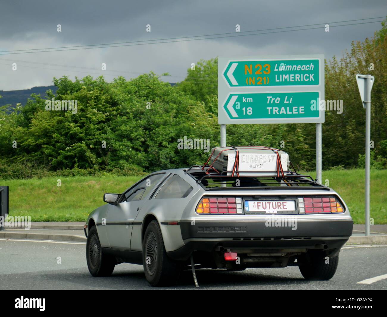Bild eines DeLorean Autos fahren auf einer Straße außerhalb Killarney im County Kerry. Das Auto, berühmt geworden durch den Film Back To The Future Stockfoto