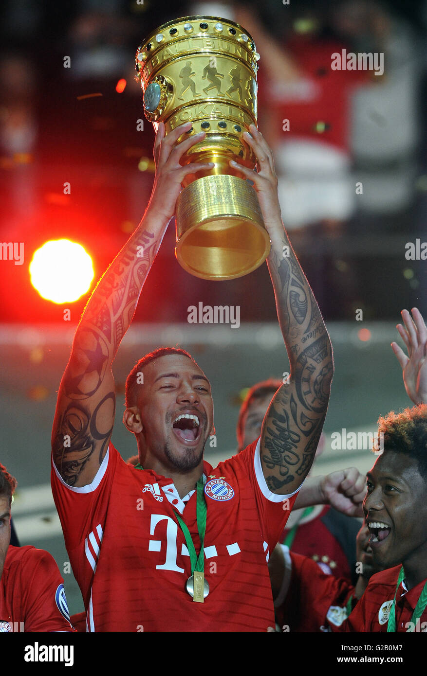 Deutsch-Cup-Finale, feiert Jerome Boateng vom Sieger FC Bayern München mit dem Cup. Stockfoto