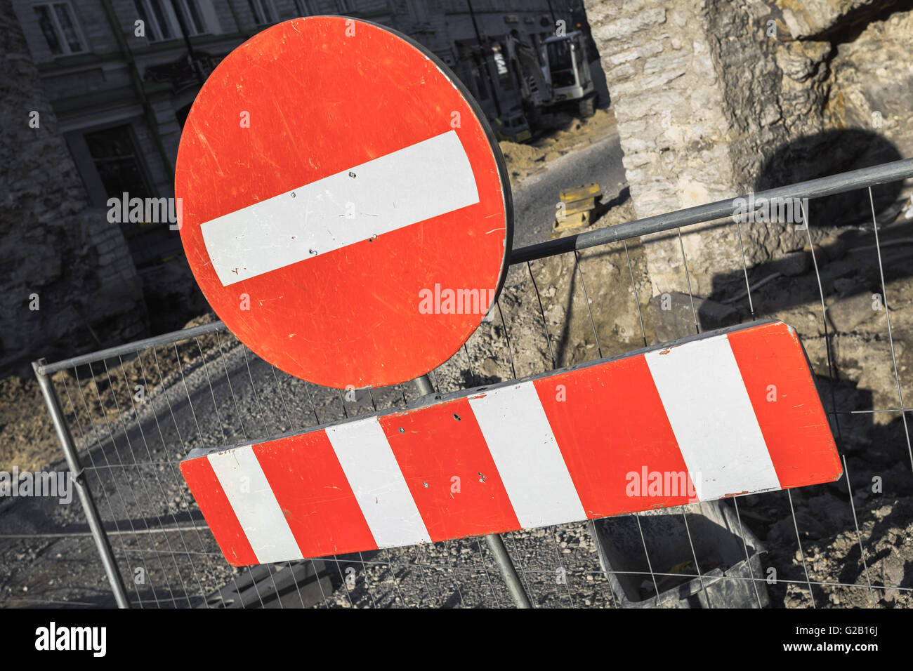 Runde rote unterzeichnen No Entry hängen, städtische Straße Barriere Stockfoto