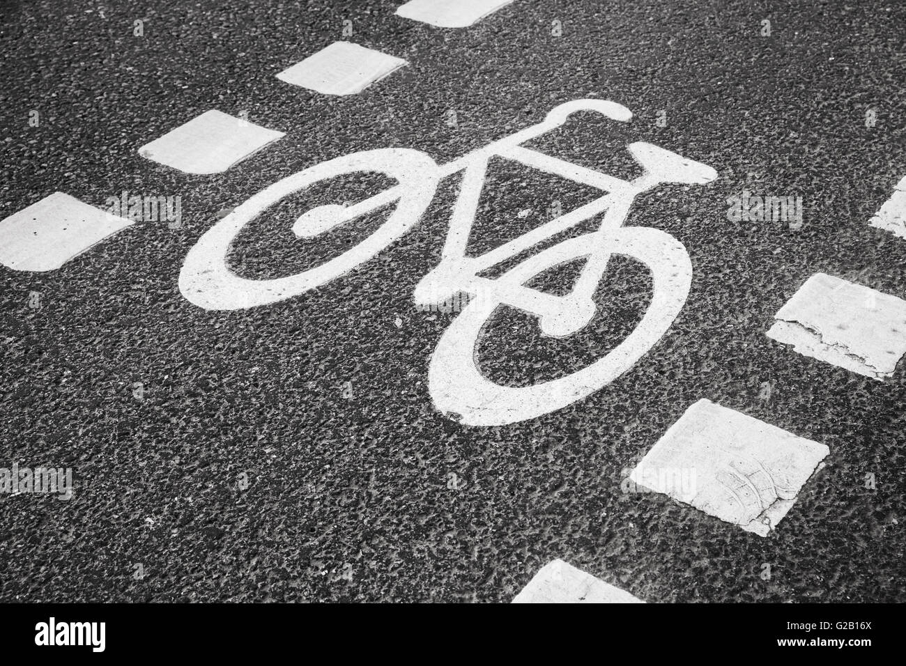 Fahrradweg. Weiße Straßenmarkierung über dunkle urbane Asphaltstraße Stockfoto