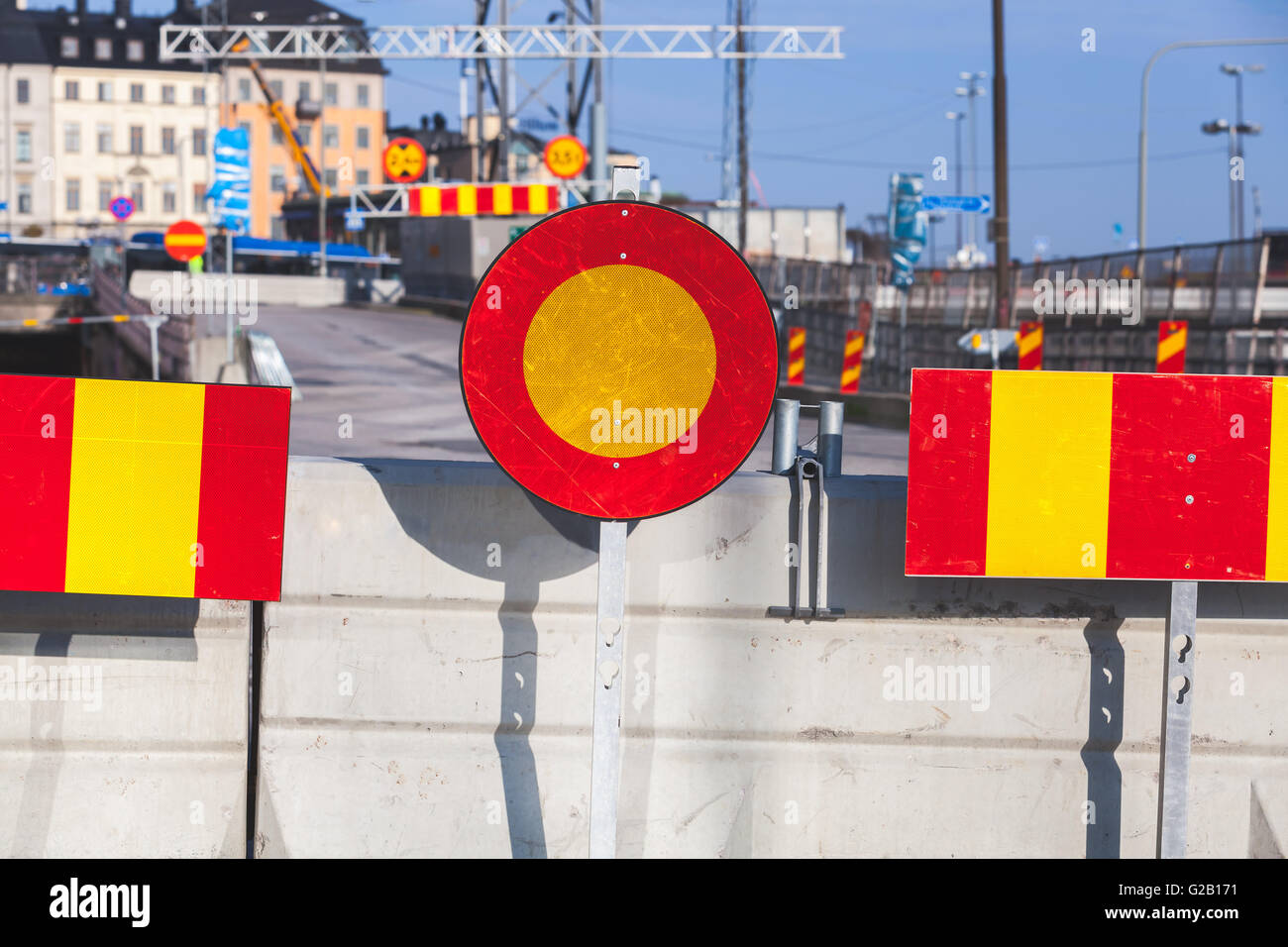 Auf keinen Fall. Straße Betonschutzwand mit roten und gelben Warnzeichen Stockfoto