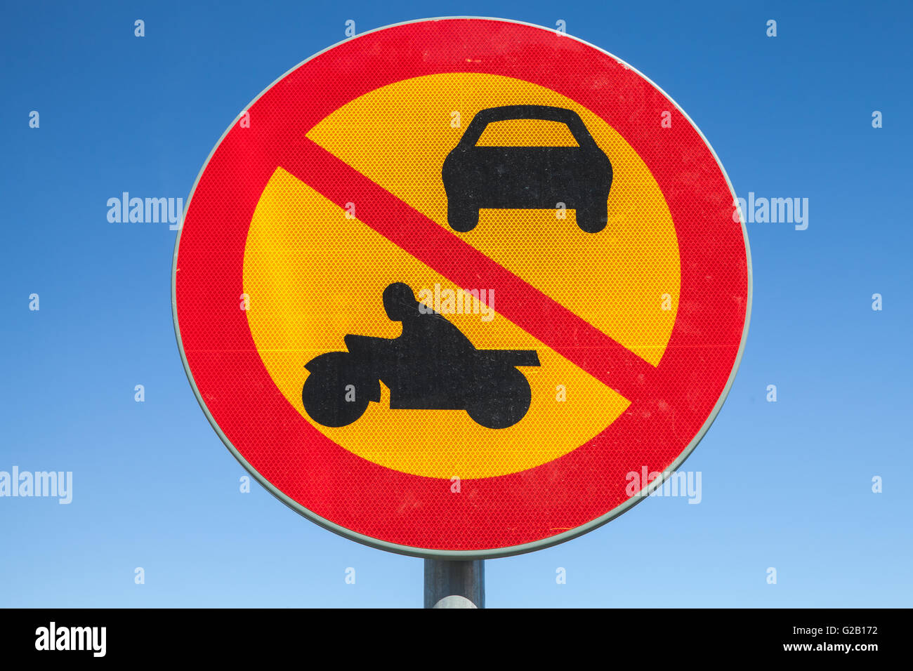 Europäische Runde rote und gelbe Schild über blauen Himmel, ist im Laufe der Fahrzeuge und Motorräder verboten Stockfoto