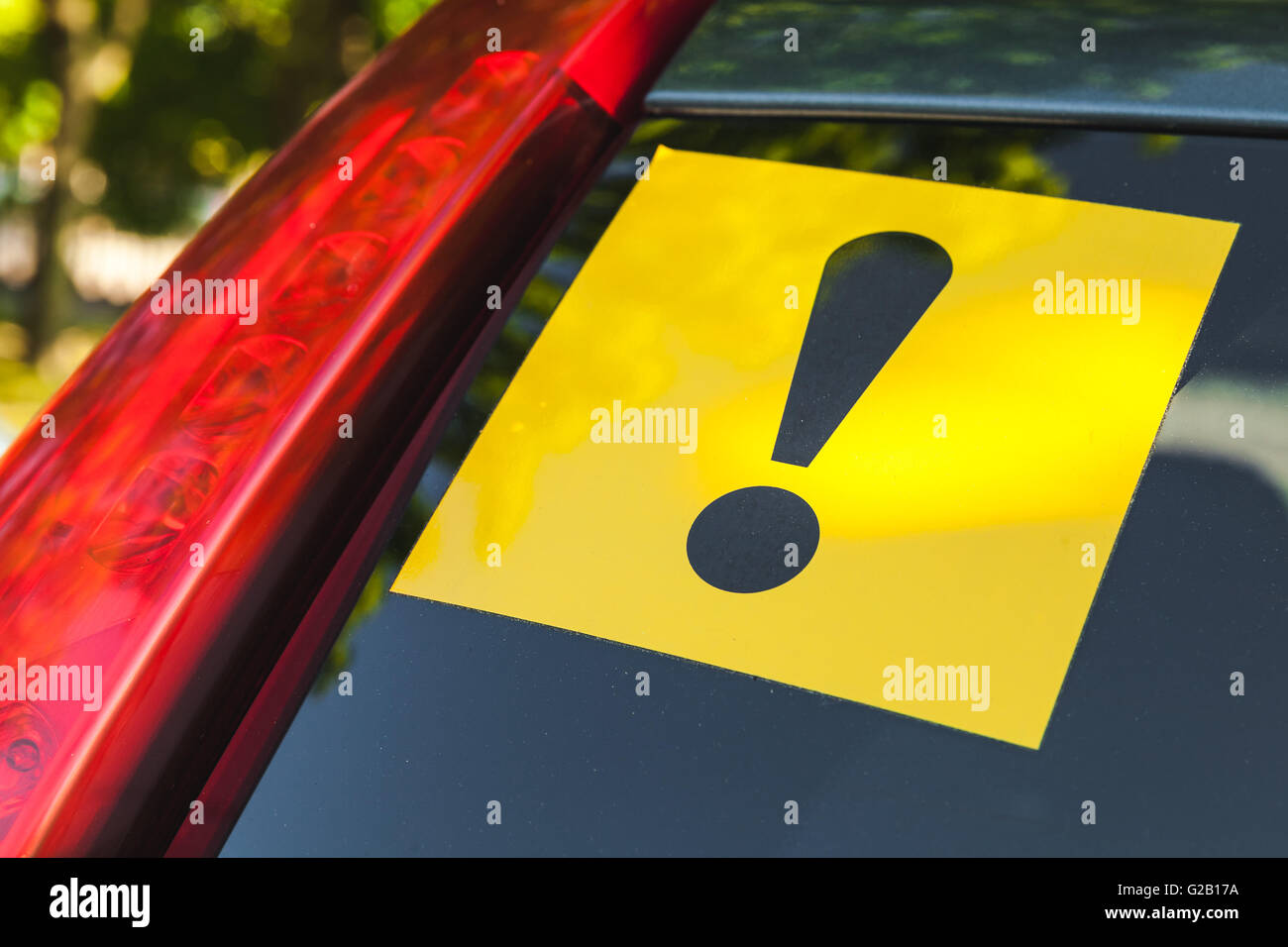 Warnung gelbe Aufkleber mit schwarzen Ausrufezeichen melden über  Heckscheibe moderne Autos, Fahranfänger Stockfotografie - Alamy