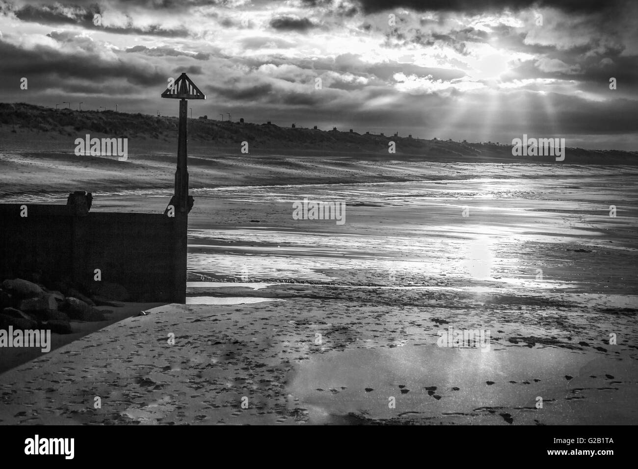 Abend, schwarzen und weißen Strand-Szene bei Seaton Sluce, Northumberland, England, Uk, Europe. Stockfoto