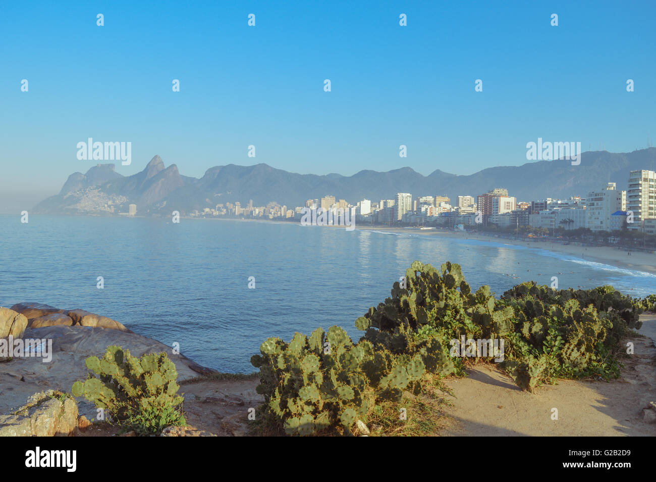 Strand von Ipanema ist einer der berühmtesten Strände der Welt, befindet sich in Rio De Janeiro, Brasilien. Rio ist Gastgeber der Olympischen Spiele Stockfoto