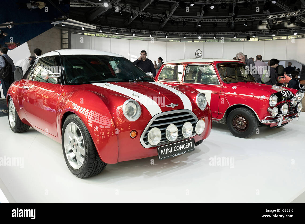 Mini Cooper-Erholung auf dem Display mit einem ursprünglichen BMC Mini Cooper Villa Erbe Concours Como Italien. Stockfoto