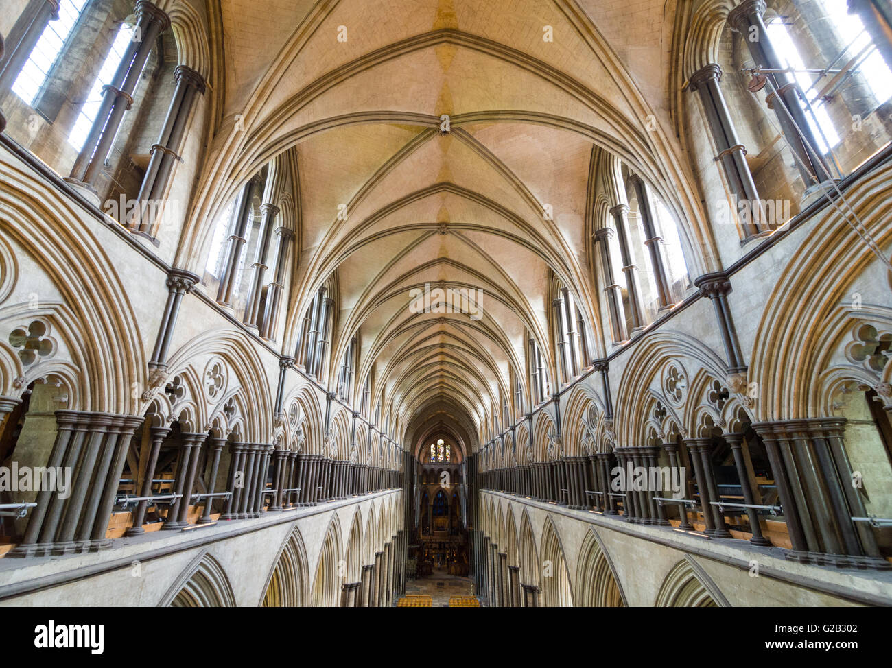 Weitblick in Salisbury Kathedrale von einem Balkon im ersten Stock. Stockfoto