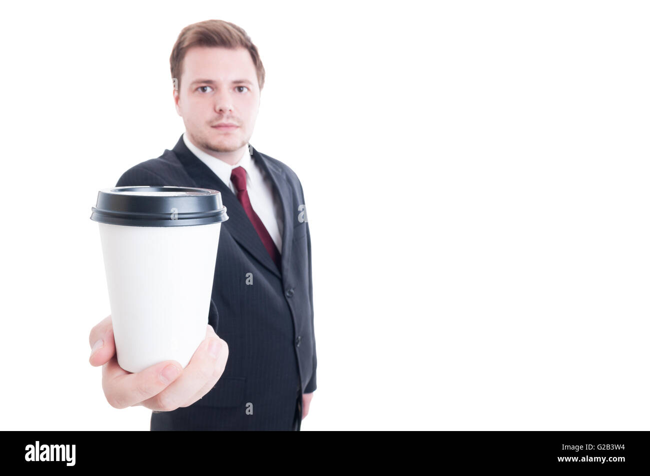 Geschäftsmann hält und bieten einen Kaffee Tasse gehen isoliert auf weiss Stockfoto